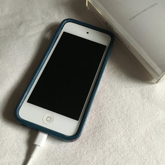 6th Generation iPod Touch 60GB in White With Folksy Print Speck Case - Picture 7 of 13